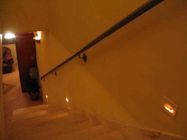 marble staircase is lit and has a hand rail   - villa rental - Villetta Mimma Vittoria - Gioia Tauro - Calabria - Italy      