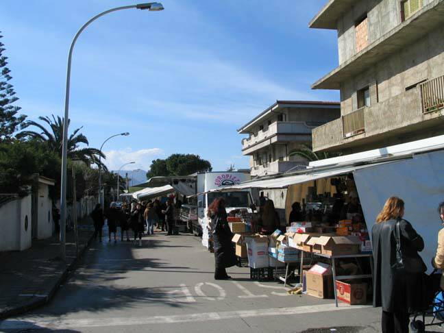 Market Monday's on Viale Don Struzo Gioia Tauro Calabria  - villa rental - Villetta Mimma Vittoria - Gioia Tauro - Calabria - Italy 