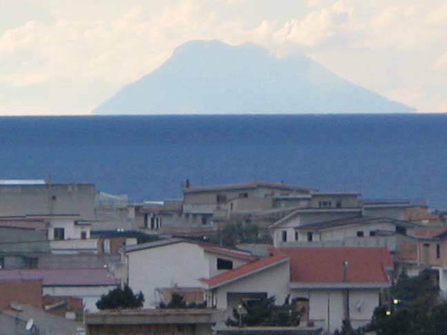 Zoomed in view of Stromboli (Lipari Islands) fromm Gioia Tauro Calabria  - villa rental - Villetta Mimma Vittoria - Gioia Tauro - Calabria - Italy 