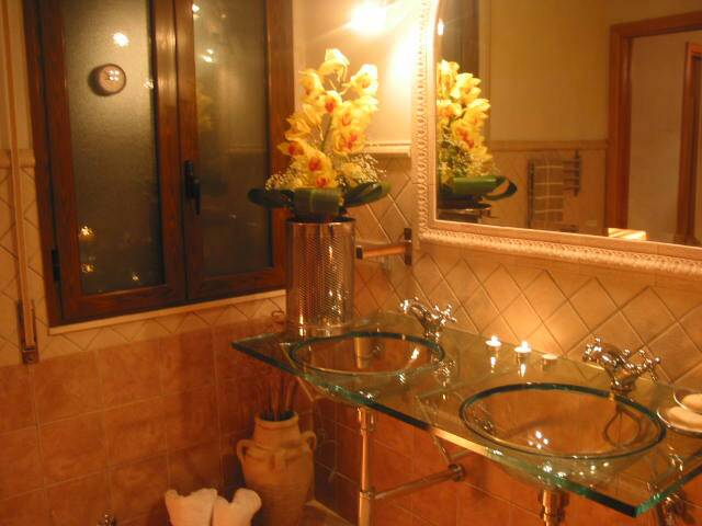 cyrstal double sink -master bathroom - villa rental - Villetta Mimma Vittoria - Gioia Tauro - Calabria - Italy      