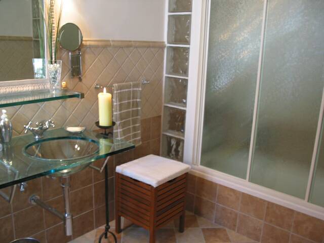 teak bath stool with storage - master bathroom  - villa rental - Villetta Mimma Vittoria - Gioia Tauro - Calabria - Italy      