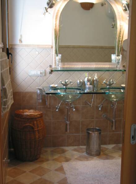 sliding pocket doors - master bathroom        - villa rental - Villetta Mimma Vittoria - Gioia Tauro - Calabria - Italy      